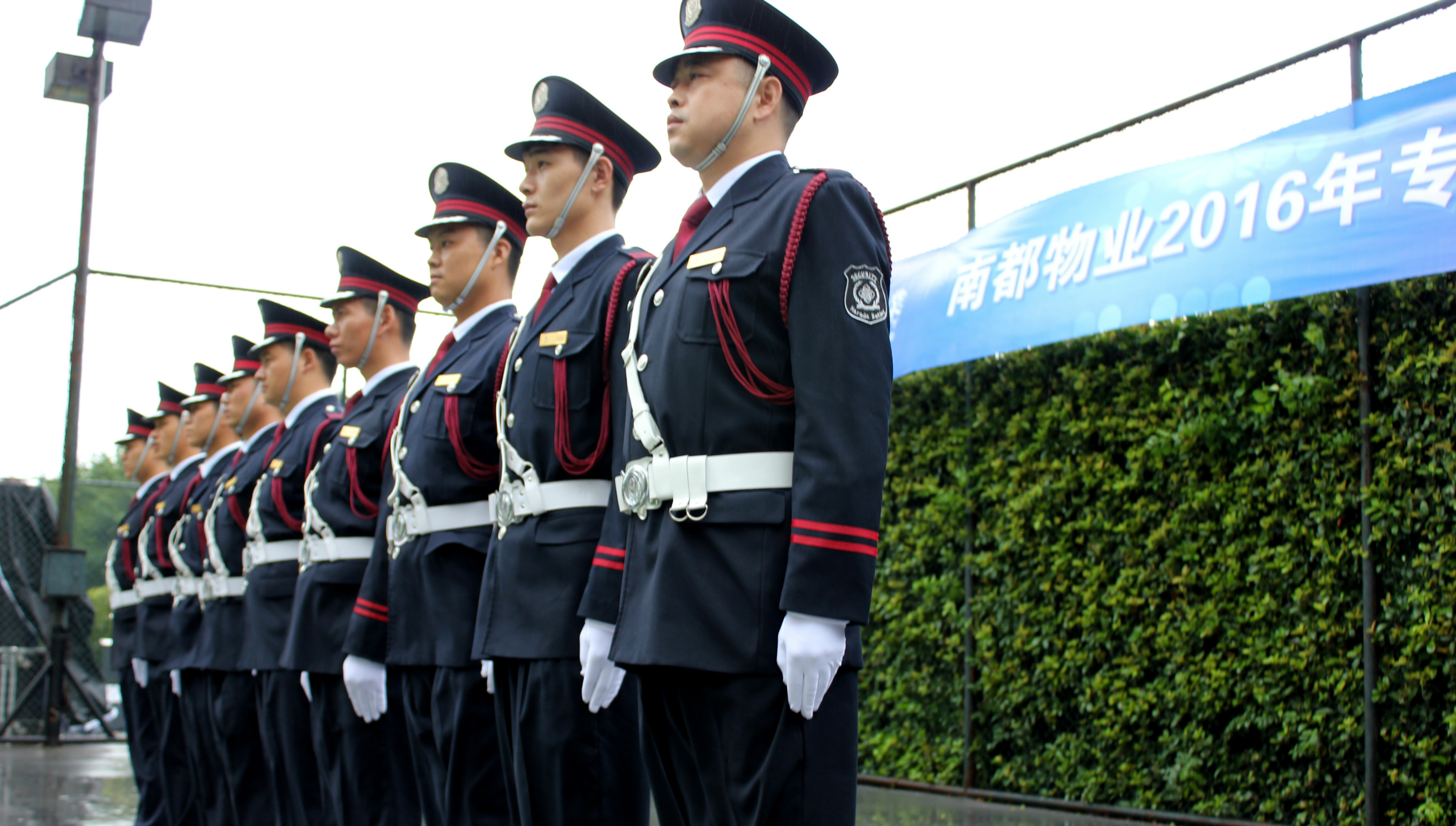 风雨中显身手，为国庆献礼