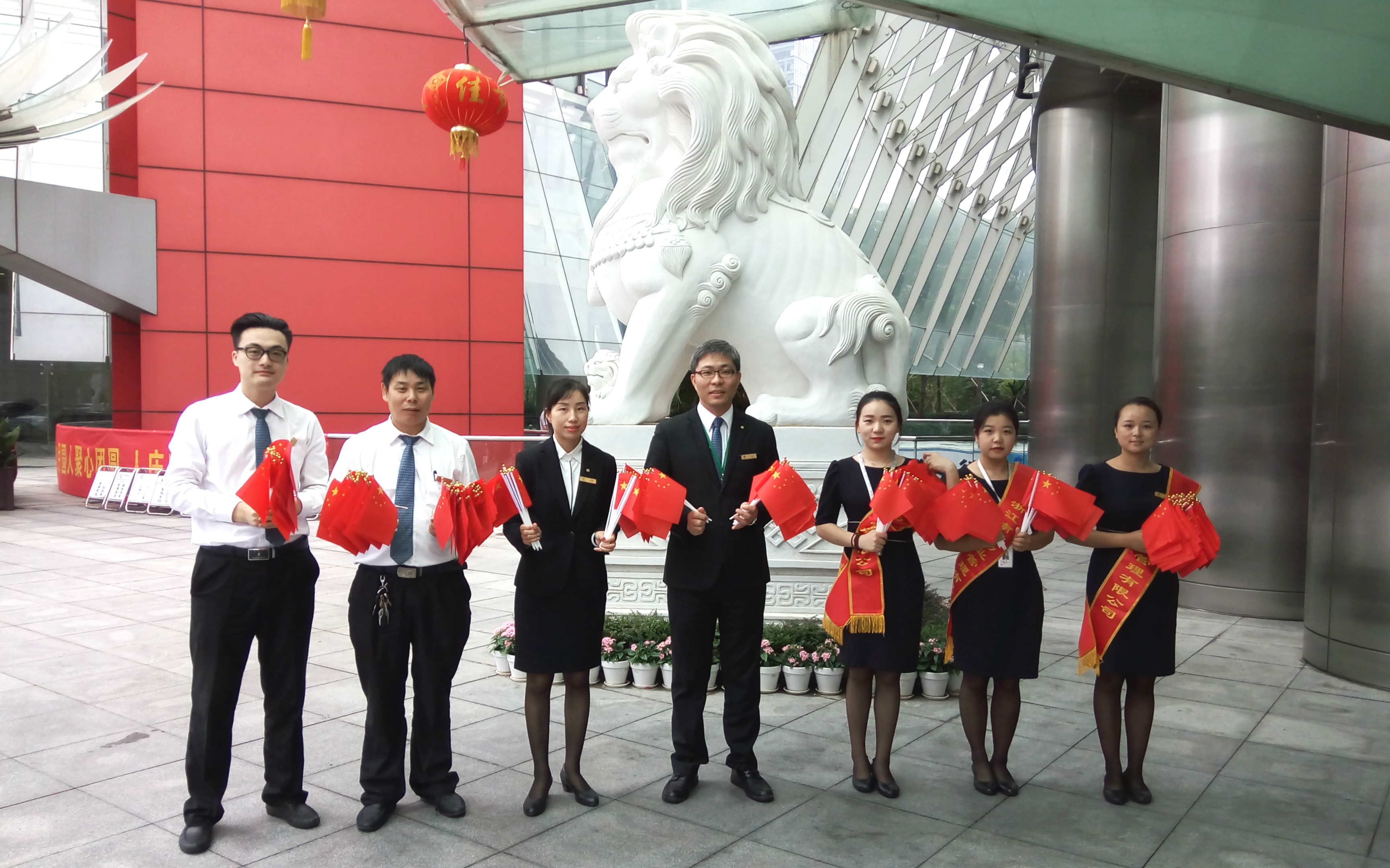 金秋十月庆华诞，小小国旗表心意