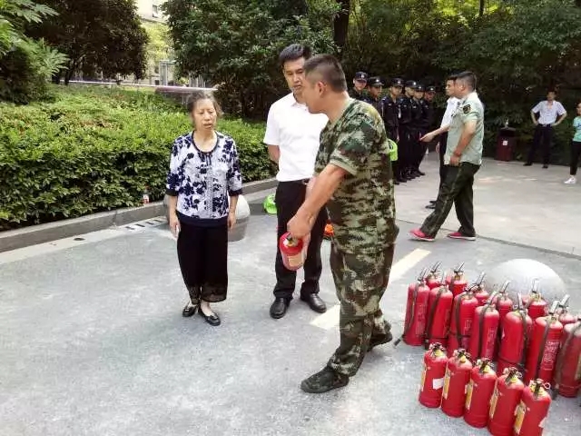 烟感警报器突鸣，10分钟紧急灭火获业主点赞